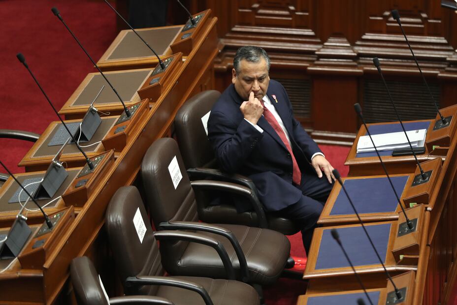El primer ministro, Gustavo Adrianzén, acude al Congreso para pedir el voto de confianza al Parlamento este miércoles en Lima, Perú. Foto: EFE