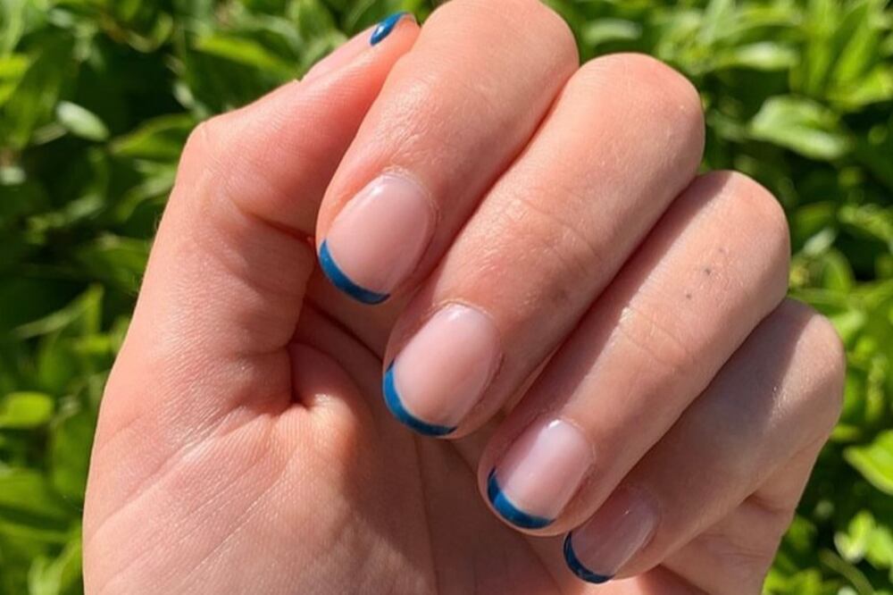 La manicura francesa corta será tendencia en 2025. Foto: Instagram @holapepa