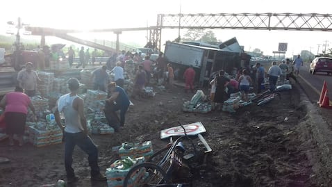 Tráiler vuelca y pobladores roban la carga en Tabasco; la venden por Facebook