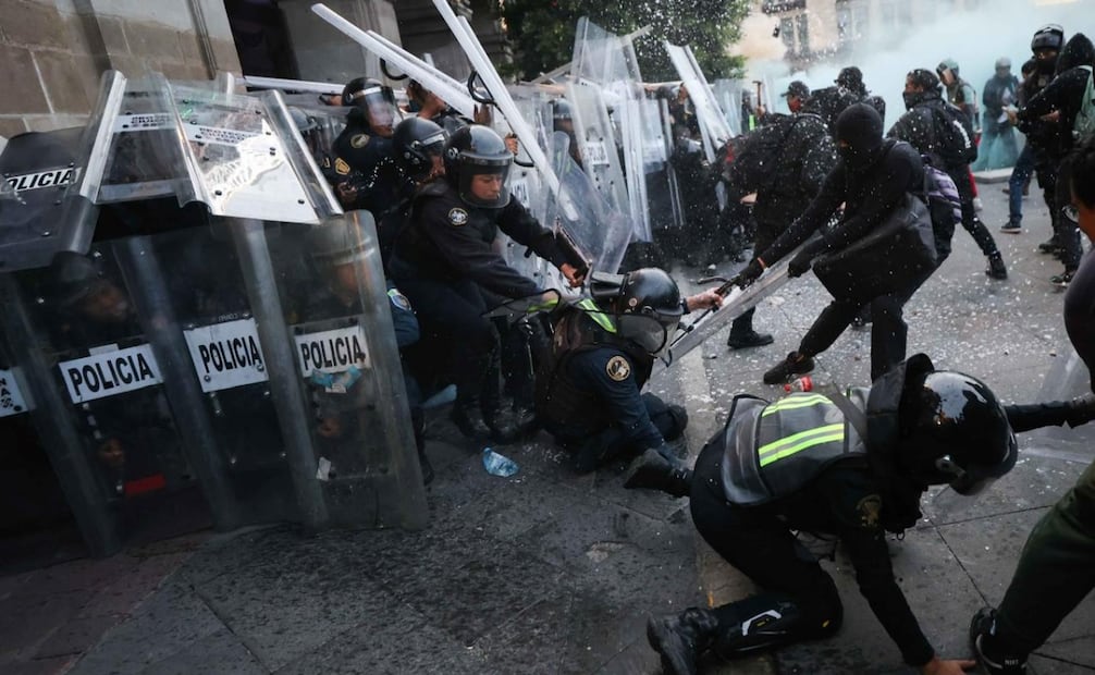 Enfrentamiento entre anarquistas del bloque negro y la policía capitalina luego de la marcha por el 2 de Octubre del 68. FOTO: Diego Simón Sánchez/EL UNIVERSAL
