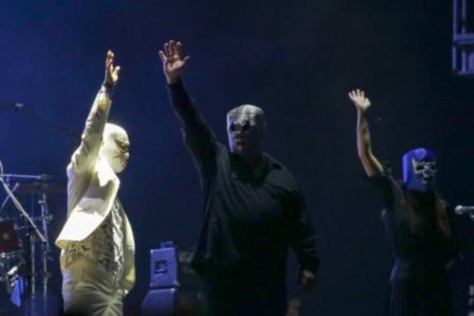 Entre cansancio y desmayos, Pixies cierra concierto en el Zócalo
