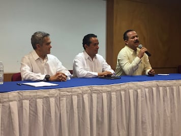 Mancera respalda a Carlos Joaquín en Quintana Roo