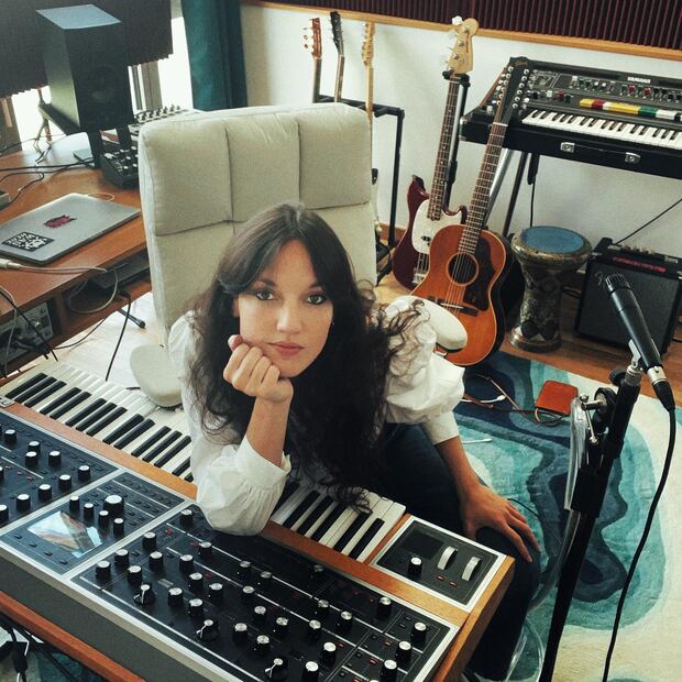 Jain, cantante francesa que compuso "Makeba". Fuente: Instagram @jainmusic