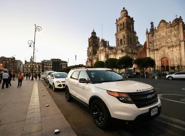 Estacionan en sentido contrario autos de secretarios y superdelegados en el Zócalo