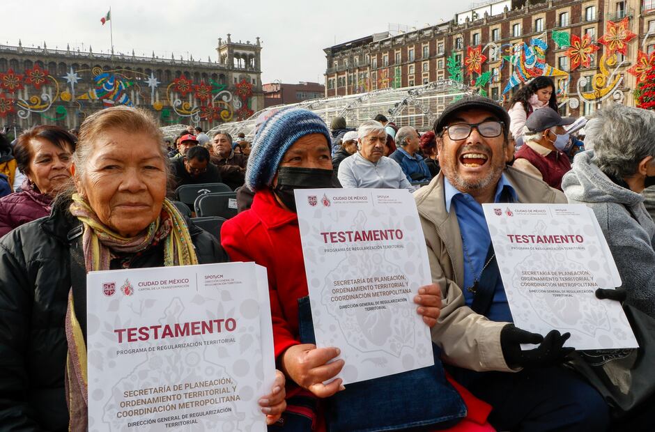 La jefa de Gobierno entregó cerca de 6 mil testamentos y escrituras en el Zócalo. (Foto: especial)