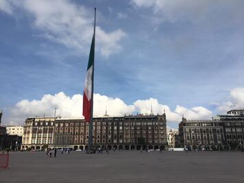 Bandera en el Zócalo a media asta por hechos del 2 de octubre