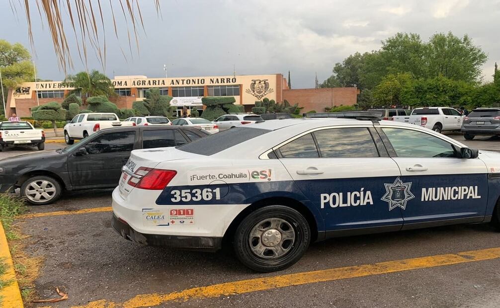 La Fiscalía General del Estado encontraron los dos cuerpos con impacto de bala y aseguraron un arma. Foto: Twitter @DSPMTorreon