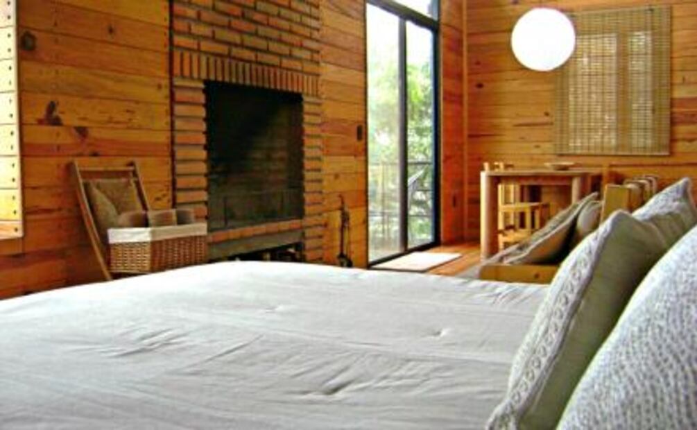 Duerme en una cabaña enclavada en la Sierra Gorda