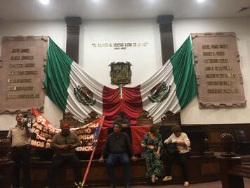Profesores jubilados toman tribuna y oficinas del Congreso de Coahuila