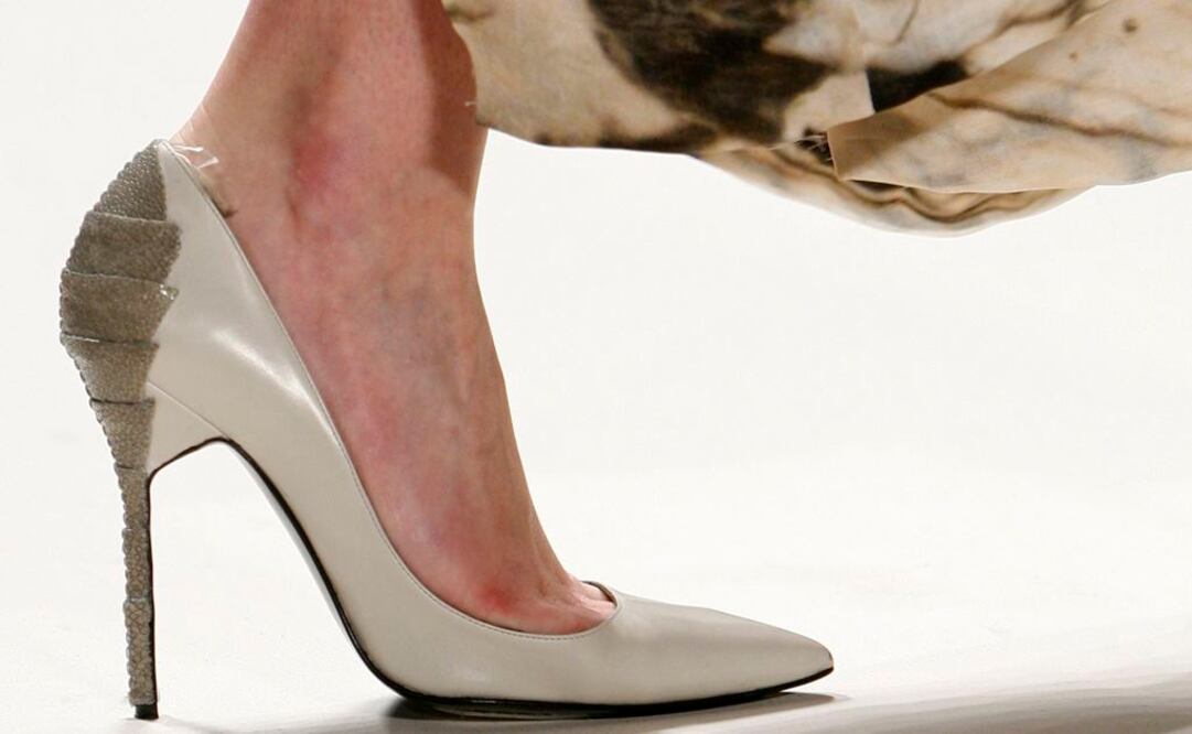 Debaten en Reino Unido uso obligatorio de tacones en oficinas