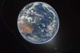 VIDEO: ¿La Tierra no es redonda?; NASA difunde imagen inédita del planeta y así de impresionante luce