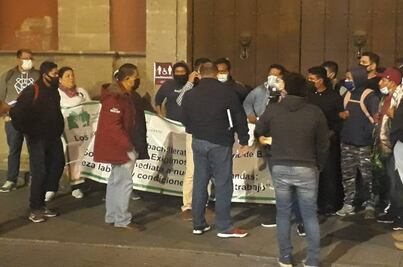 Maestros bloquean acceso de Palacio Nacional