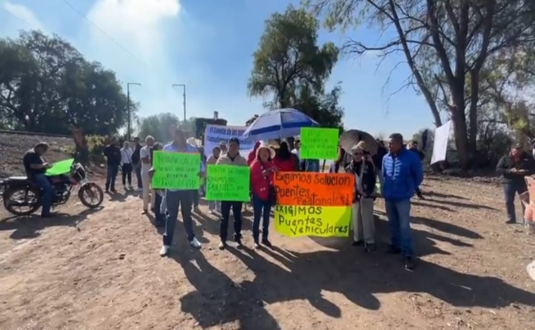 Protesta en Teoloyucan por obras del Tren Suburbano; pobladores retienen maquinaria. Foto: Especial