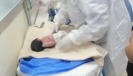 Abandonan bebé con huellas de maltrato en puestos metálicos de Iztapalapa