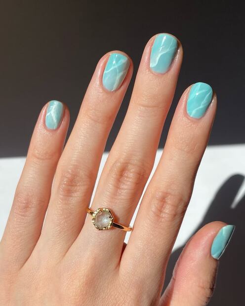 El esmalte turquesa puede ser de intensidad suave. Foto: Especial (Instagram @polished_yogi)