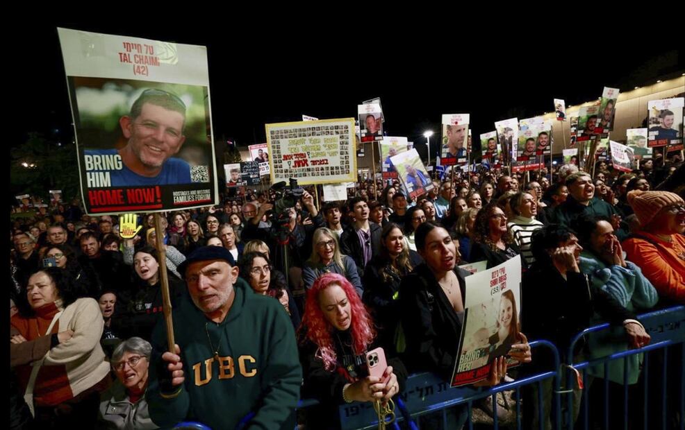 Cientos de personas se concentran en Tel Aviv, Israel, el 25 de enero de 2025, en protesta para que se saque de Gaza a todos los rehenes. EFE