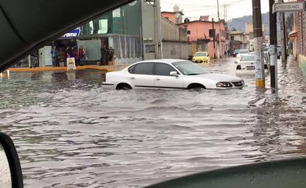 Automovilistas quedan varados por fuerte lluvia con granizo en Valle de Toluca