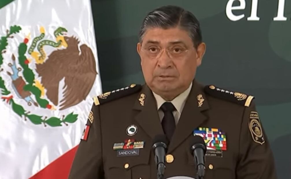 "Dónde están los desaparecidos y los culpables": Increpan a Luis Cresencio Sandoval 