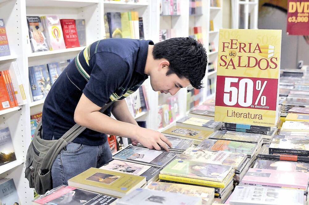 De acuerdo con especialistas, los jóvenes mexicanos prefieren leer contenidos cada vez más breves (ARCHIVO EL UNIVERSAL)