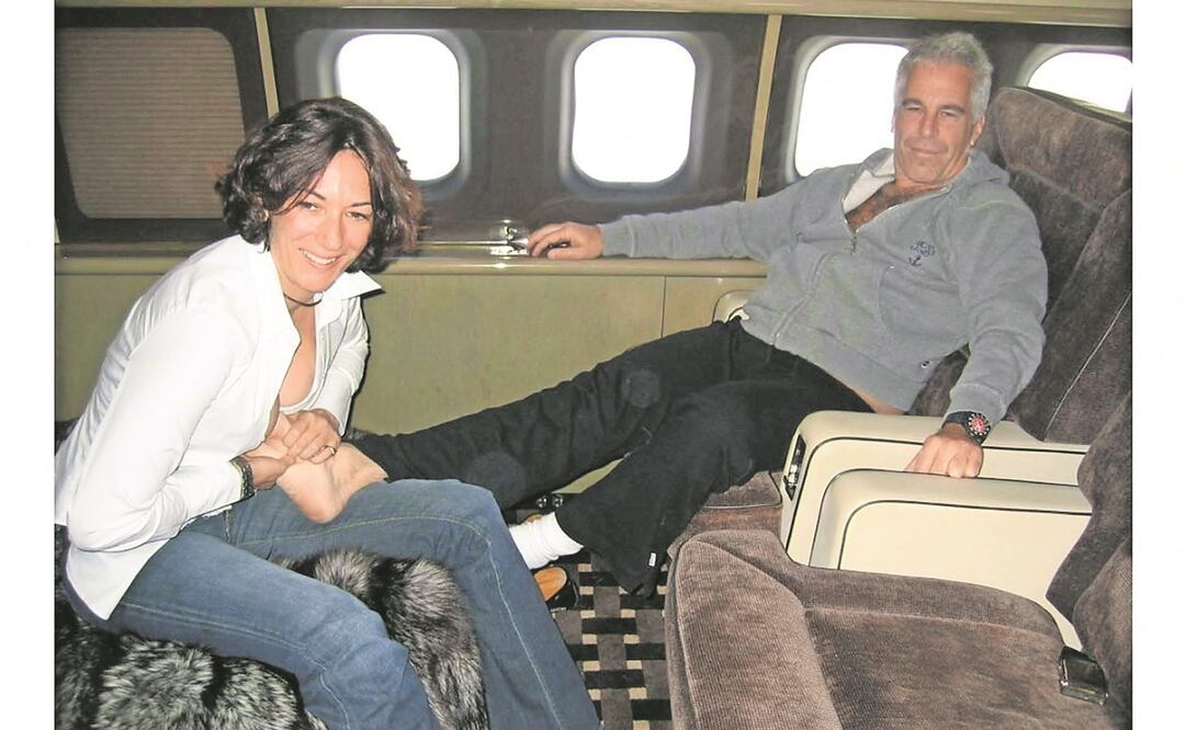 Fotografía de evidencia de la Corte de Nueva York que muestra a la socialité Ghislaine Maxwell con el financiero Jeffrey Epstein.