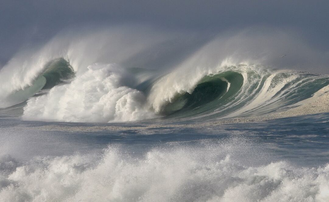 Large waves break off the shoreline – Photo: Vern Fisher/AP