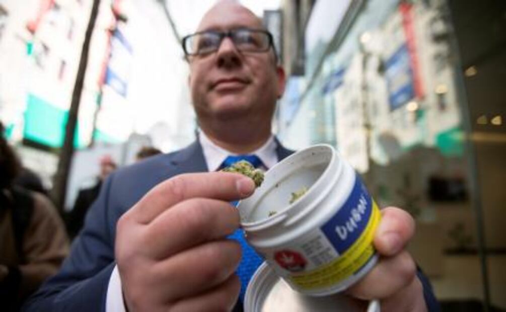 Canadienses hacen largas filas para comprar marihuana tras su legalización