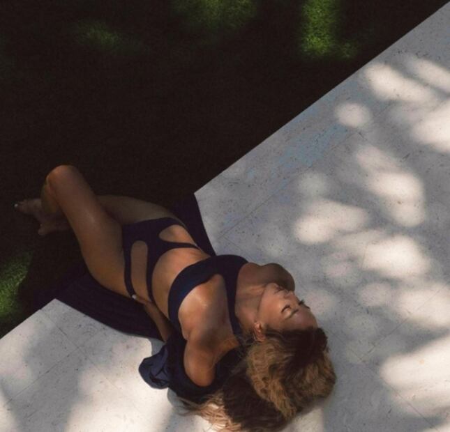 Adamari López enciende Instagram con bikini cut out negro