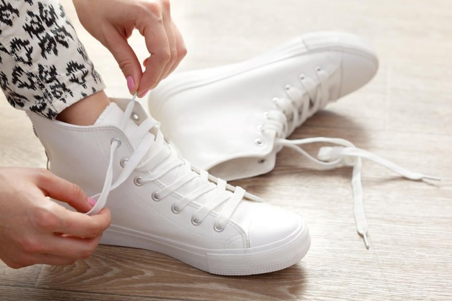 Antes de usar acetona en todo el zapato, prueba en un área discreta para evitar daños. Foto: Freepik