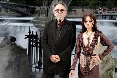 Tim Burton y Jenna Ortega más góticos que nunca: posan en el estreno de la segunda temporada de "Wednesday"