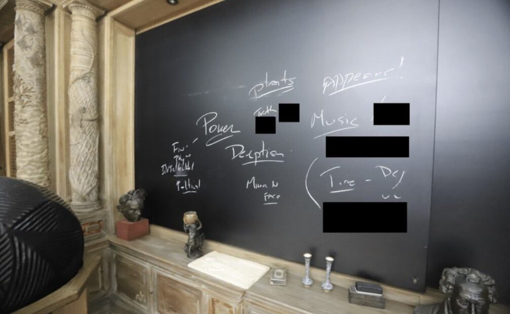 El pizarrón muestra algunas palabras en inglés, como: Música, poder, decepción y tiempo. (03/12/25) Foto: Redes sociales