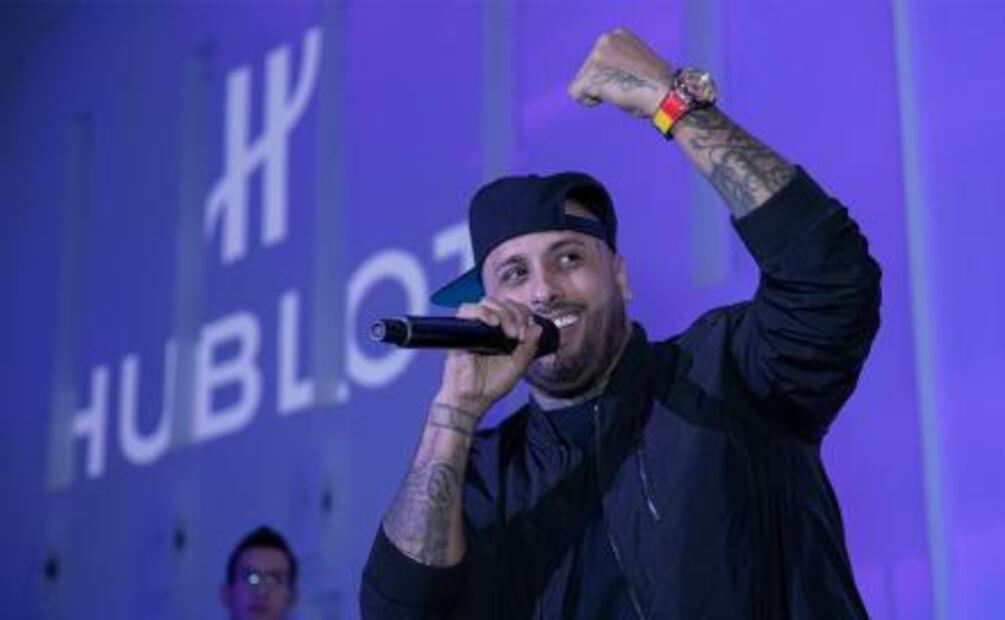 Hublot mueve las caderas con Nicky Jam
