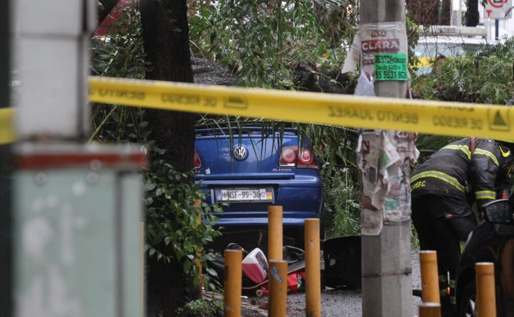 Elementos del Heroico Cuerpo de bomberos y de Protección Civil acordonaron la zona para actuar en rescate de un bebé de un año y un hombre que se encontraban en el auto.  Foto: Luis Camacho/ El Universal