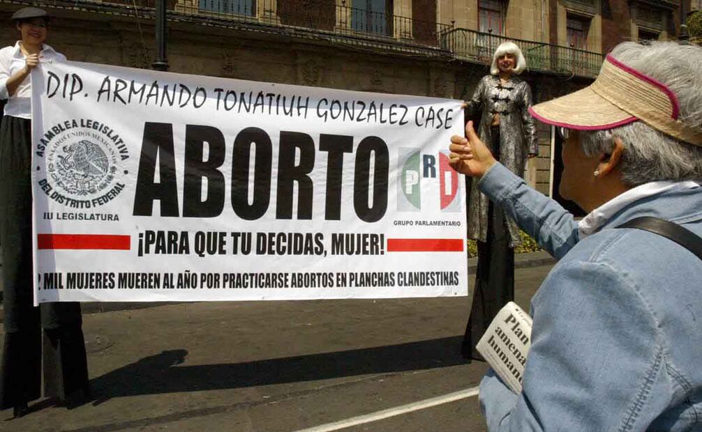 El tema del aborto legal pasó por un fuerte debate entre los cuales, figuras políticas como el entonces diputado Armando Tonatiuh González Case realizó propaganda a favor del aborto en la plancha del Zócalo de la Ciudad de México. Foto: Luis Olivares/ Archivo EL UNIVERSAL.