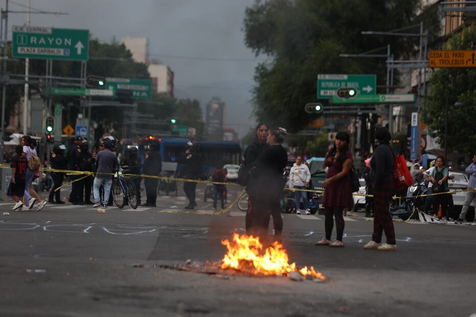 Integrantes del colectivo feminista So, bloquearon Eje Central y causaron destrozos en el Palacio Postal y en Bellas Artes tras riña con comerciantes en Avenida Juárez. (Foto: Francisco Rodríguez/ EL UNIVERSAL)