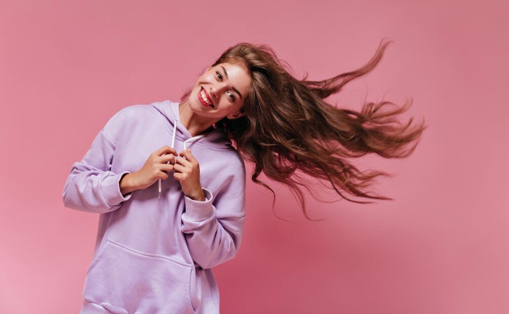 Es importante elegir una mascarilla que atienda las necesidades de tu cabello. Foto: Freepik