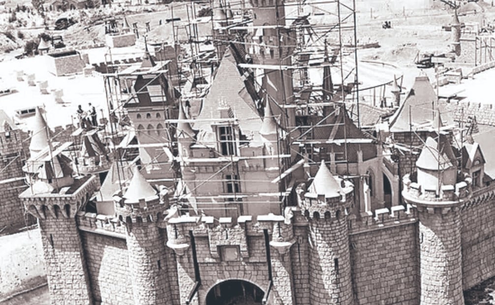 Así lucía el castillo en los años de su apertura. 
 Esta es la invitación a la inauguración del parque. Fotos: de Disney