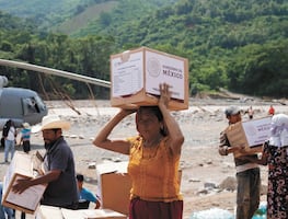 Ayuda llega por aire a la zona serrana de Veracruz; “Mi familia se me fue… no tengo casa”