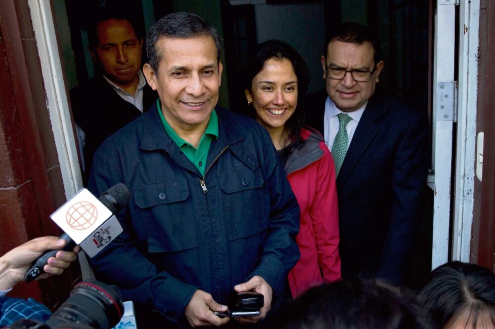 Ollanta Humala y su esposa Nadine hablan con periodistas al salir de la sede del Partido Nacional de Perú, donde se reunieron con sus abogados, en Lima (RODRIGO ABD. AP)