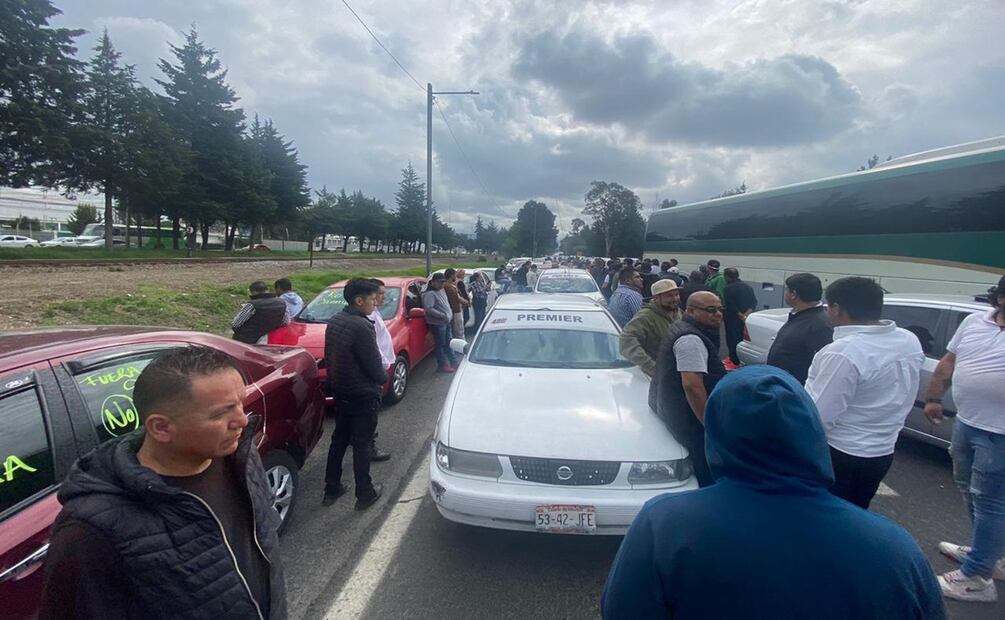 Taxistas bloquean Paseo Tollocan y causan caos en la carretera México-Toluca en protesta. Foto: Especial