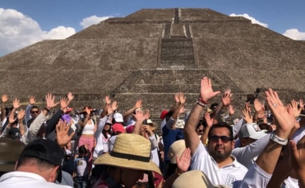 Con brazos al cielo, miles de asistentes se "recargan de energía" en Teotihuacan. Foto: Archivo / EL UNIVERSAL