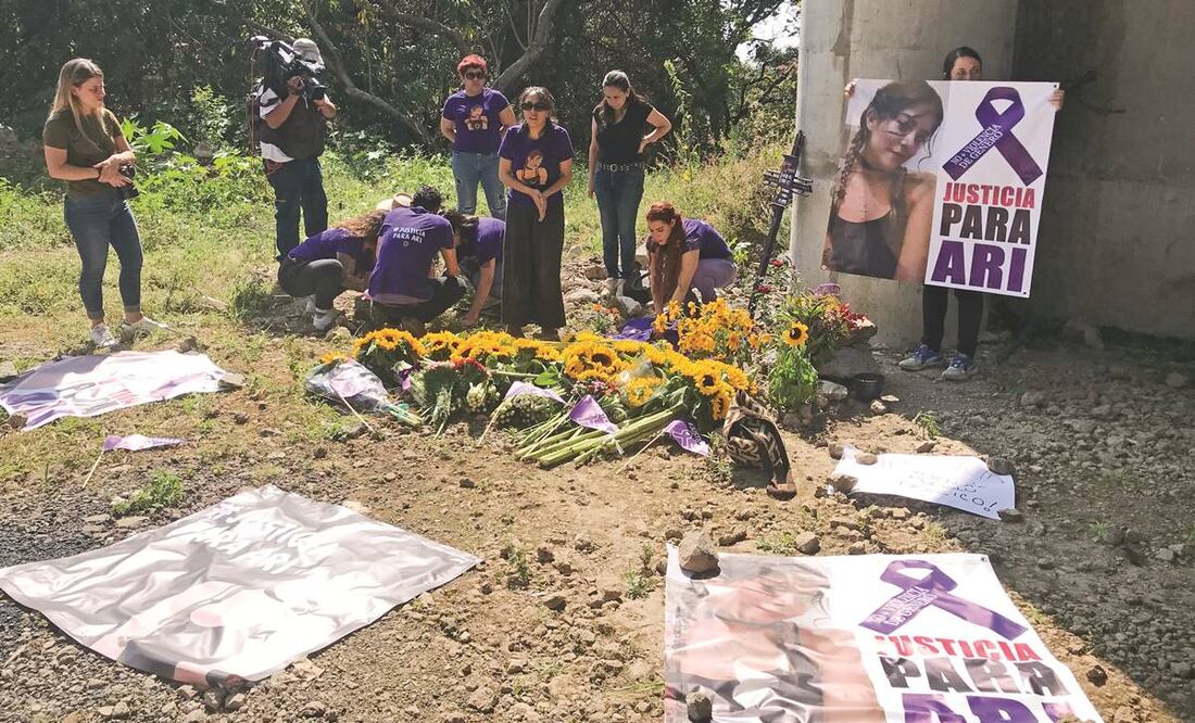 Bajo un puente vial que cruza las inmediaciones del kilómetro 6 de la autopista Cuernavaca-Tepoztlán, activistas y mujeres de Tepoztlán, entre ellas madres de familia. Foto: Rebeca Jiménez/ EL UNIVERSAL