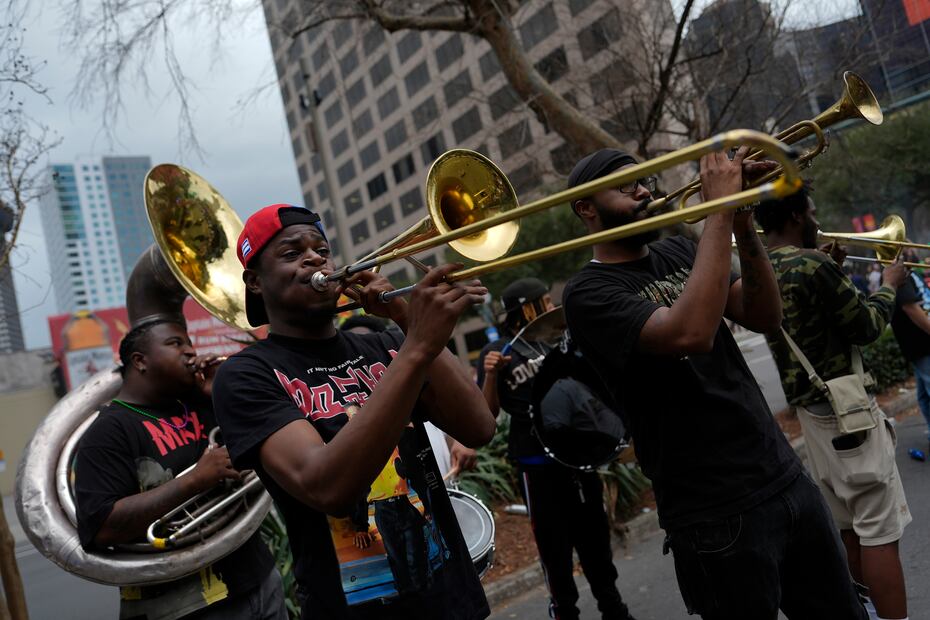 Músicos tocando afuera del Caesars Superdome, momentos antes del Super Bowl LIX - Foto: AP