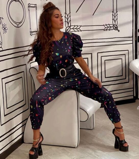 Galilea Montijo sorprende al usar solo unas medias con maxi suéter