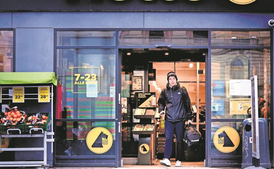 Un cliente sale de un supermercado en Copenhague, Dinamarca. Liselotte Sabroe/EFE