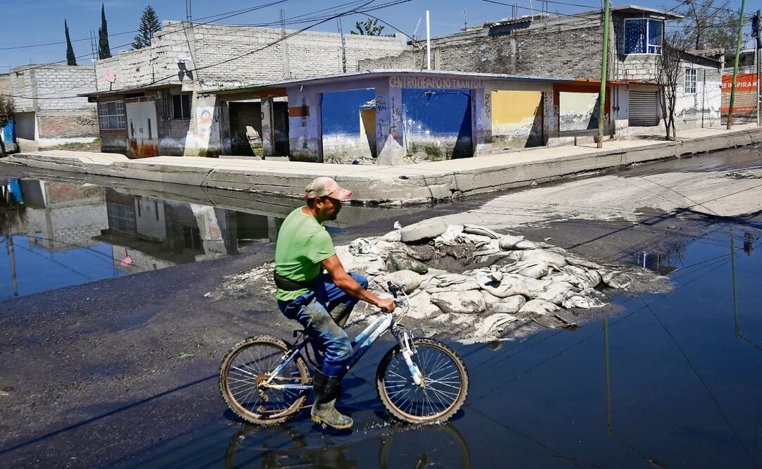 El agua estancada en las calles Yaquis y Chalchiuhtlicue, en la colonia Culturas de México, despide mal olor; hace más de dos meses el líquido alcanzó hasta un metro de altura y no termina de irse. Foto: Luis Camacho | El Universal