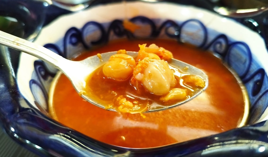consomé de barbacoa en taquería TzinTzunTzan