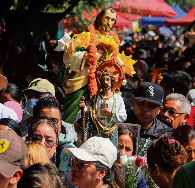 Miles de personas se dan cita en la fiesta anual donde se celebran misas y le cantan los mariachis. Foto: Luis Camacho