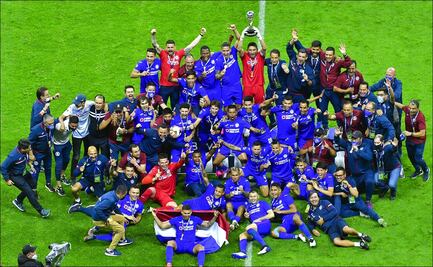 El plantel del Cruz Azul reacciona tras el campeonato del equipo en la Liga MX