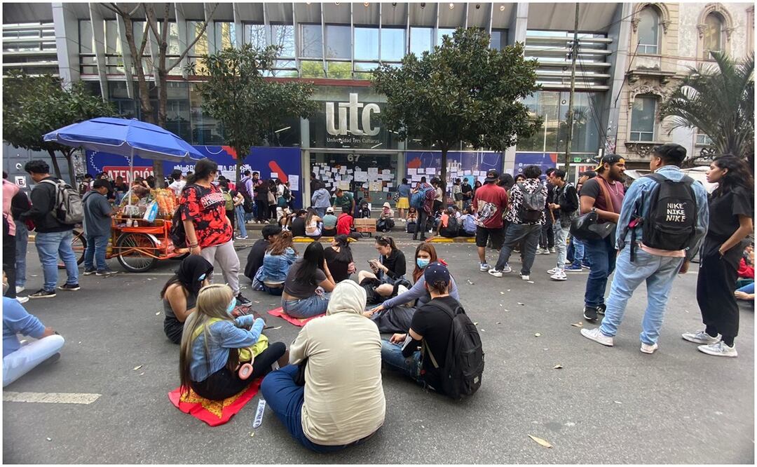 Estudiantes de la Universidad de las Tres Culturas (UTC) bloquean avenida Niza y avenida de los Insurgentes en la colonia Juárez alcaldía Cuauhtémoc. Foto: Juan Carlos Williams / EL UNIVERSAL
