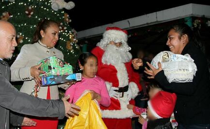 Santa Claus visita a hijos de presas en Santa Martha